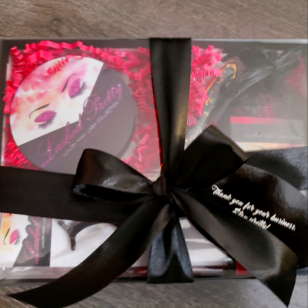 Lashed Pretty Gift Set - Picture 2 of 4